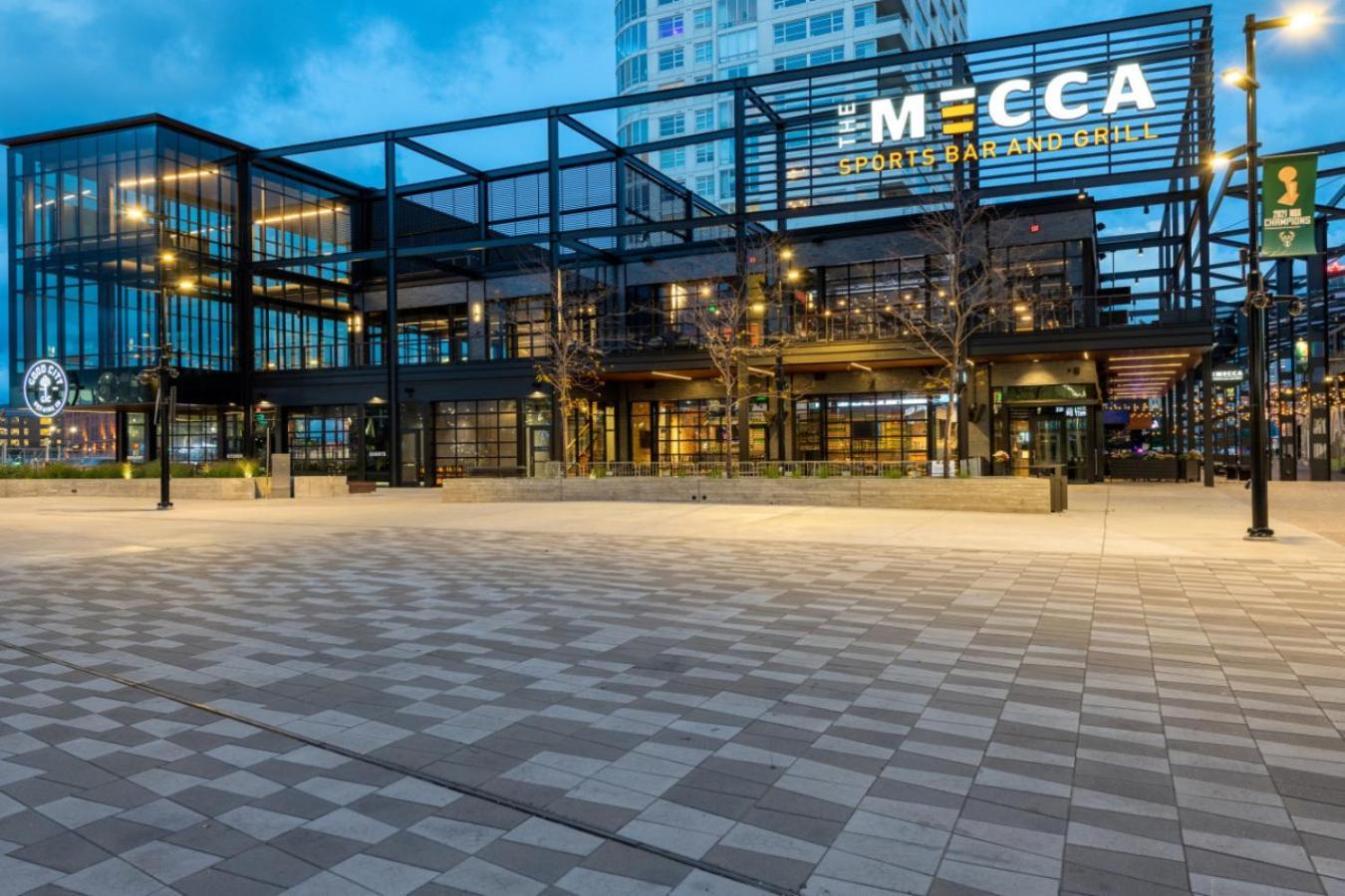 Modern Studio Apt With Skywalk To Fiserv, Rooftop, And Parking Мілвокі Екстер'єр фото