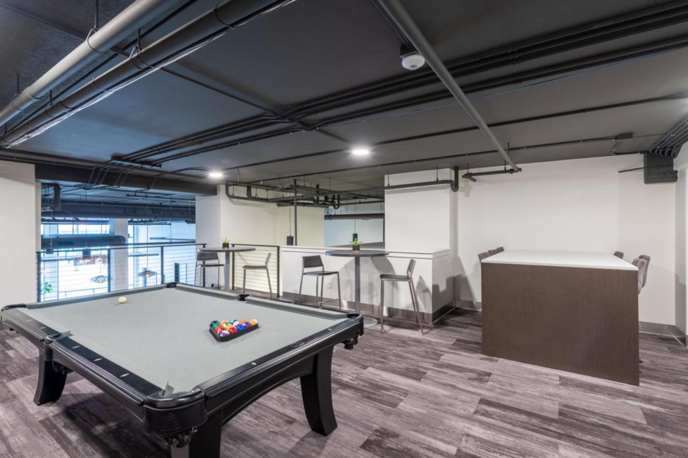 Modern Studio Apt With Skywalk To Fiserv, Rooftop, And Parking Мілвокі Екстер'єр фото