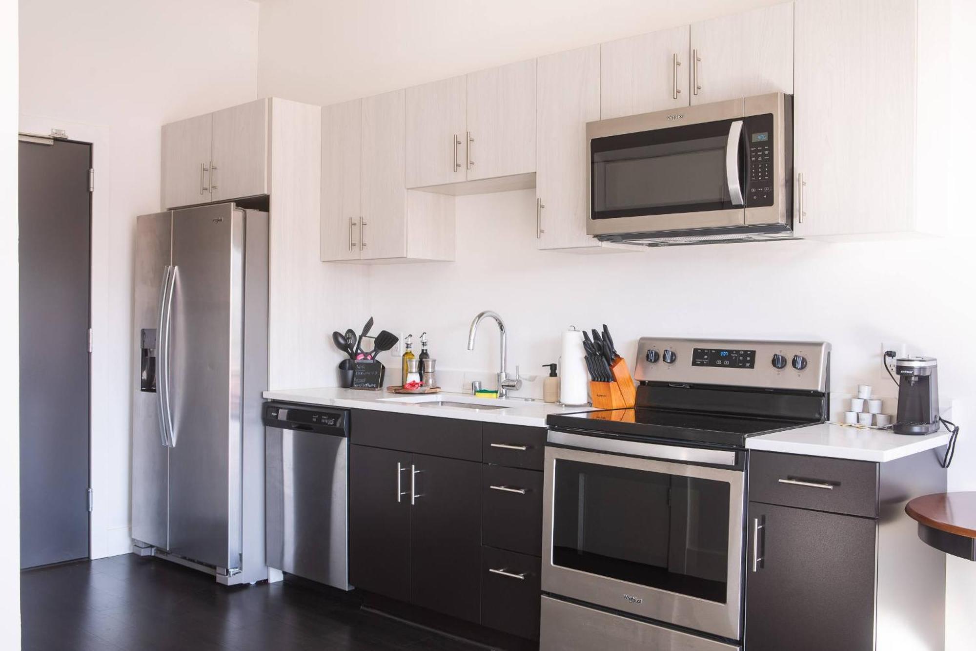 Modern Studio Apt With Skywalk To Fiserv, Rooftop, And Parking Мілвокі Екстер'єр фото