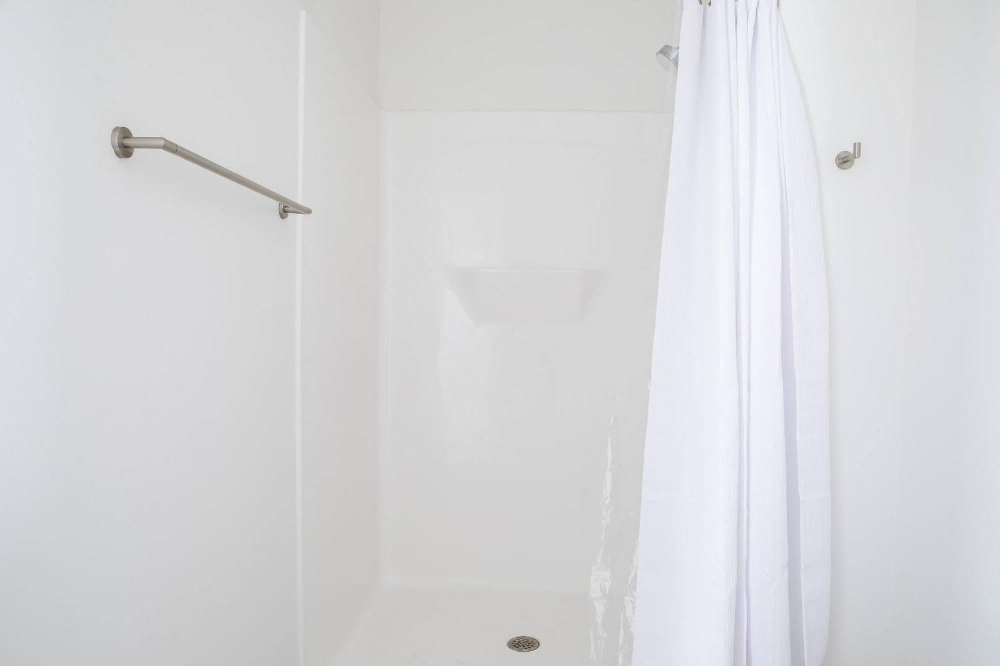 Modern Studio Apt With Skywalk To Fiserv, Rooftop, And Parking Мілвокі Екстер'єр фото